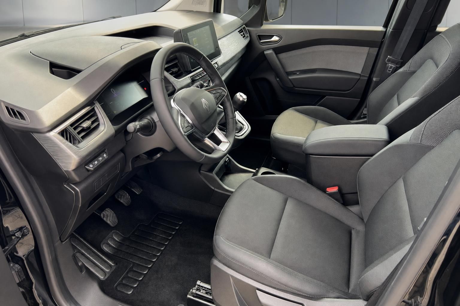 Renault Kangoo Innenraum - Fahrersitz und Armaturenbrett mit Touchscreen