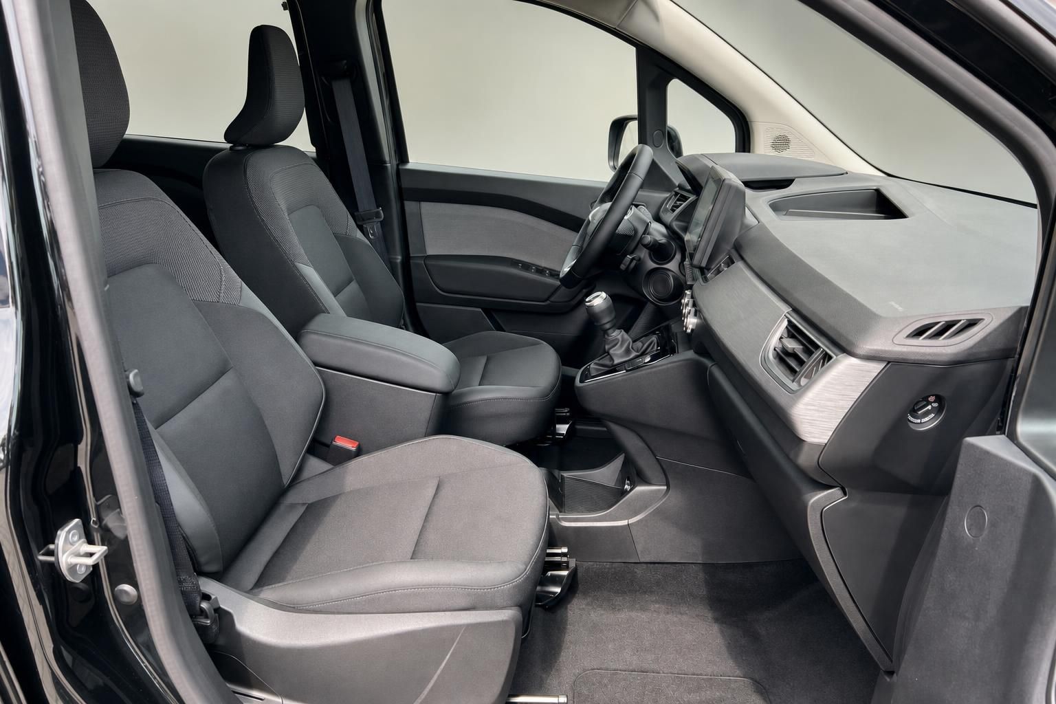Fahrzeuginnenraum mit grauen Sitzen und Schaltgetriebe - Beifahrerseite Detailansicht