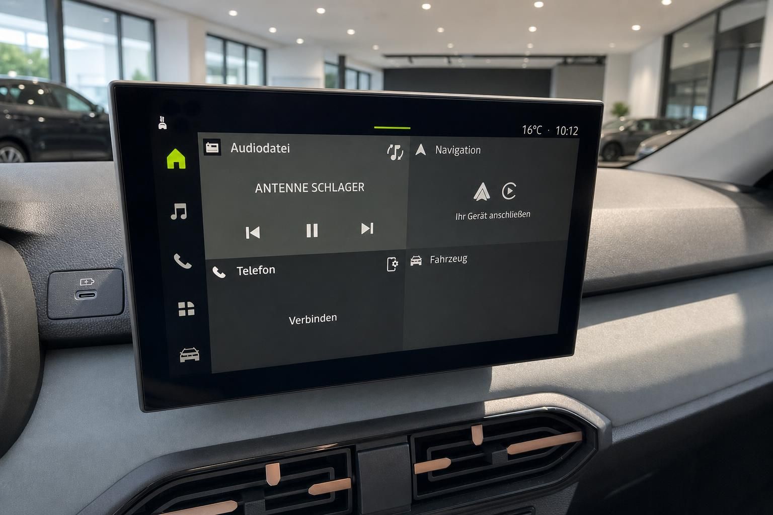 Dacia Touchscreen-Infotainment mit Navigation und Audiosteuerung im Fahrzeug-Cockpit