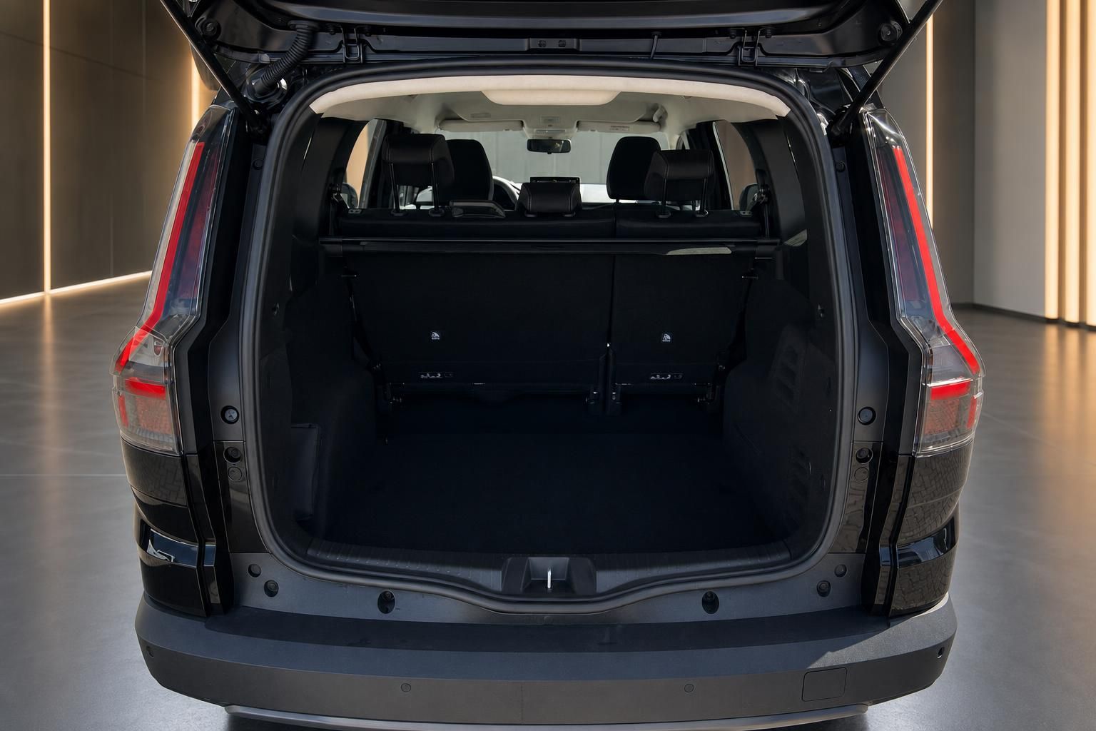 Geöffneter Kofferraum eines dunklen SUV mit umgeklappten Rücksitzen und großem Ladevolumen