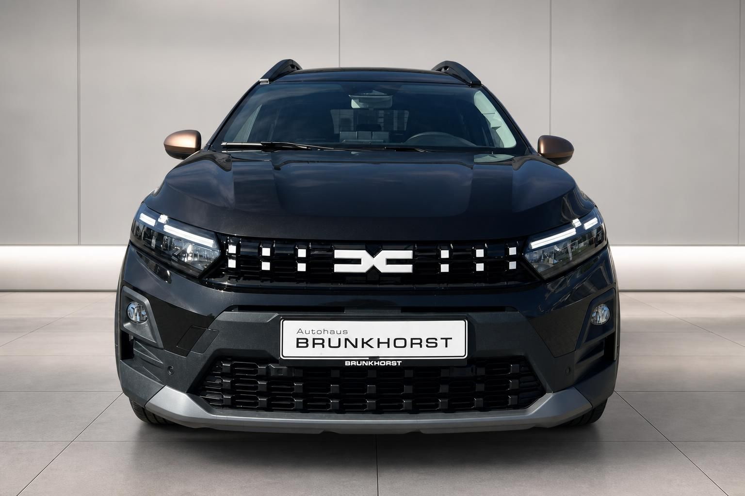 Dacia Jogger Frontansicht mit LED-Scheinwerfern und Kühlergrill im Autohaus Brunkhorst