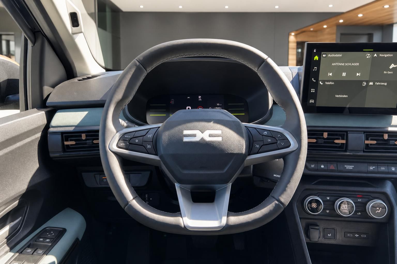 Dacia Cockpit mit Lenkrad, digitalem Tacho und Infotainment-System im modernen Innenraum