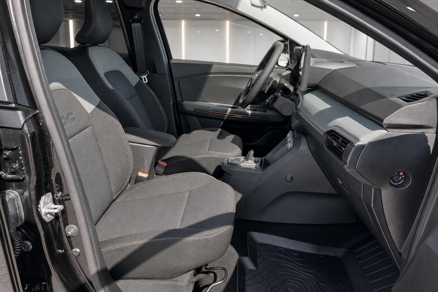 Dacia Vordersitze und Armaturenbrett mit grauer Innenausstattung und modernem Design