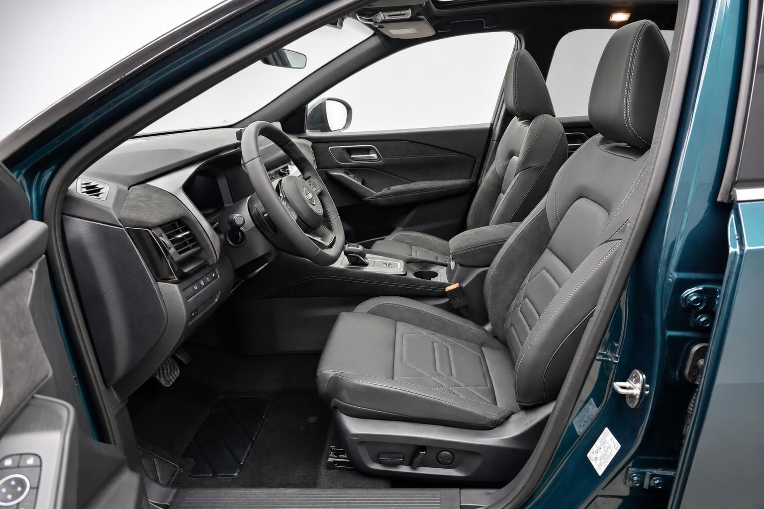 Innenraum Nissan mit schwarzen Lederpolstern, Blick auf Fahrersitz und Cockpit