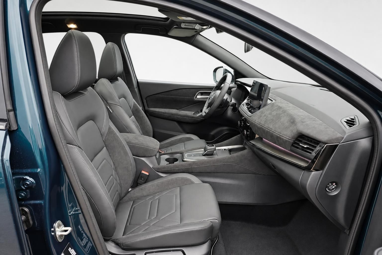 Nissan Innenraum in Blau, Vordersitze und Armaturenbrett im Detail