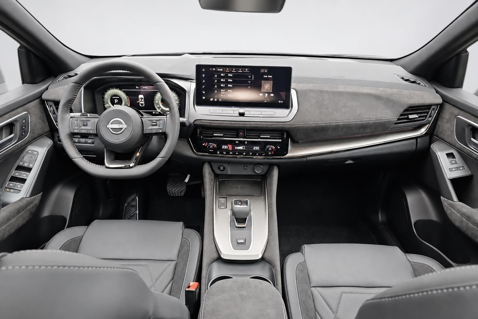 Nissan Cockpit mit Lenkrad, Digitaltacho und Touchscreen-Infotainment