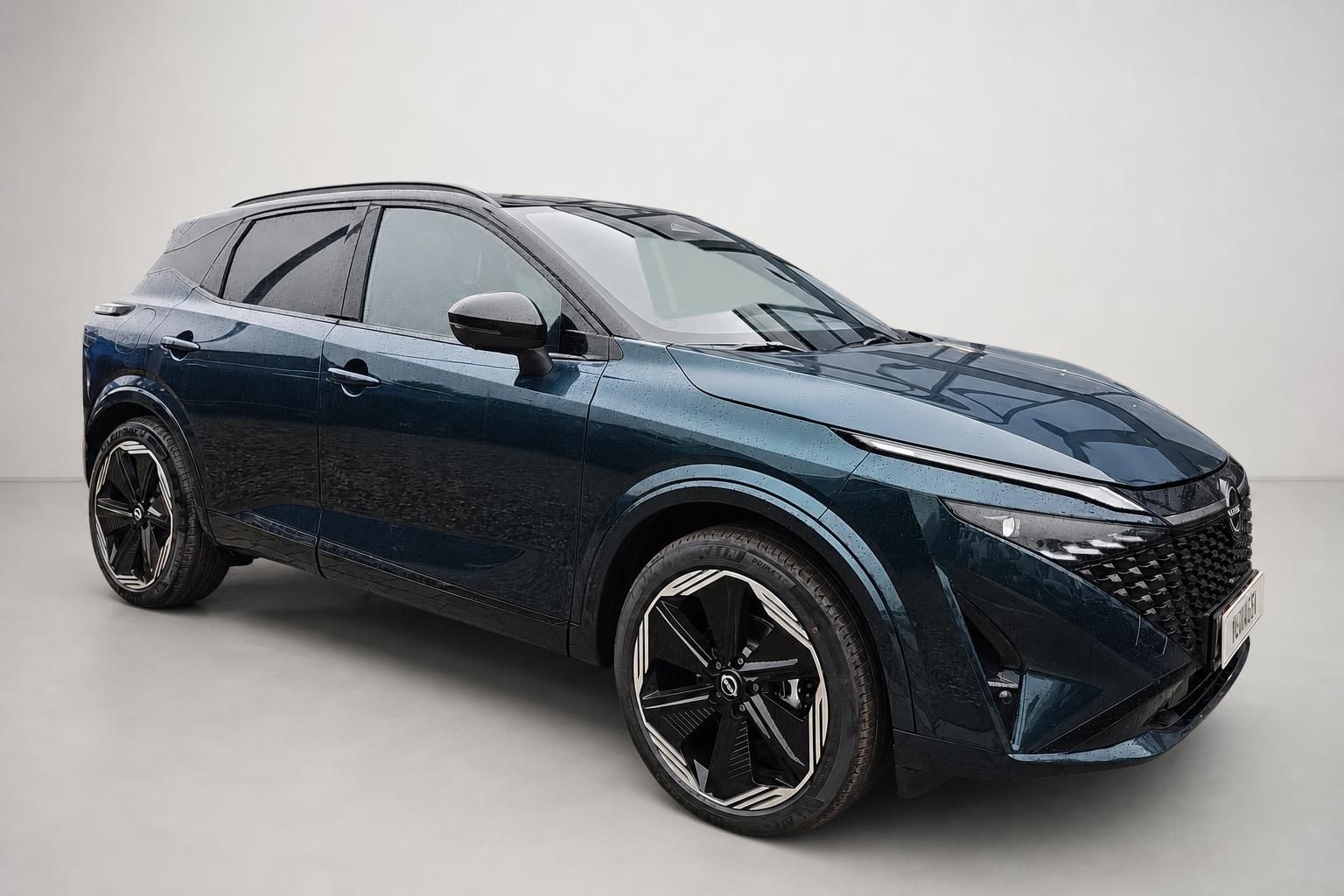 Nissan Qashqai in Dunkelblau, Frontansicht schräg, Studioaufnahme