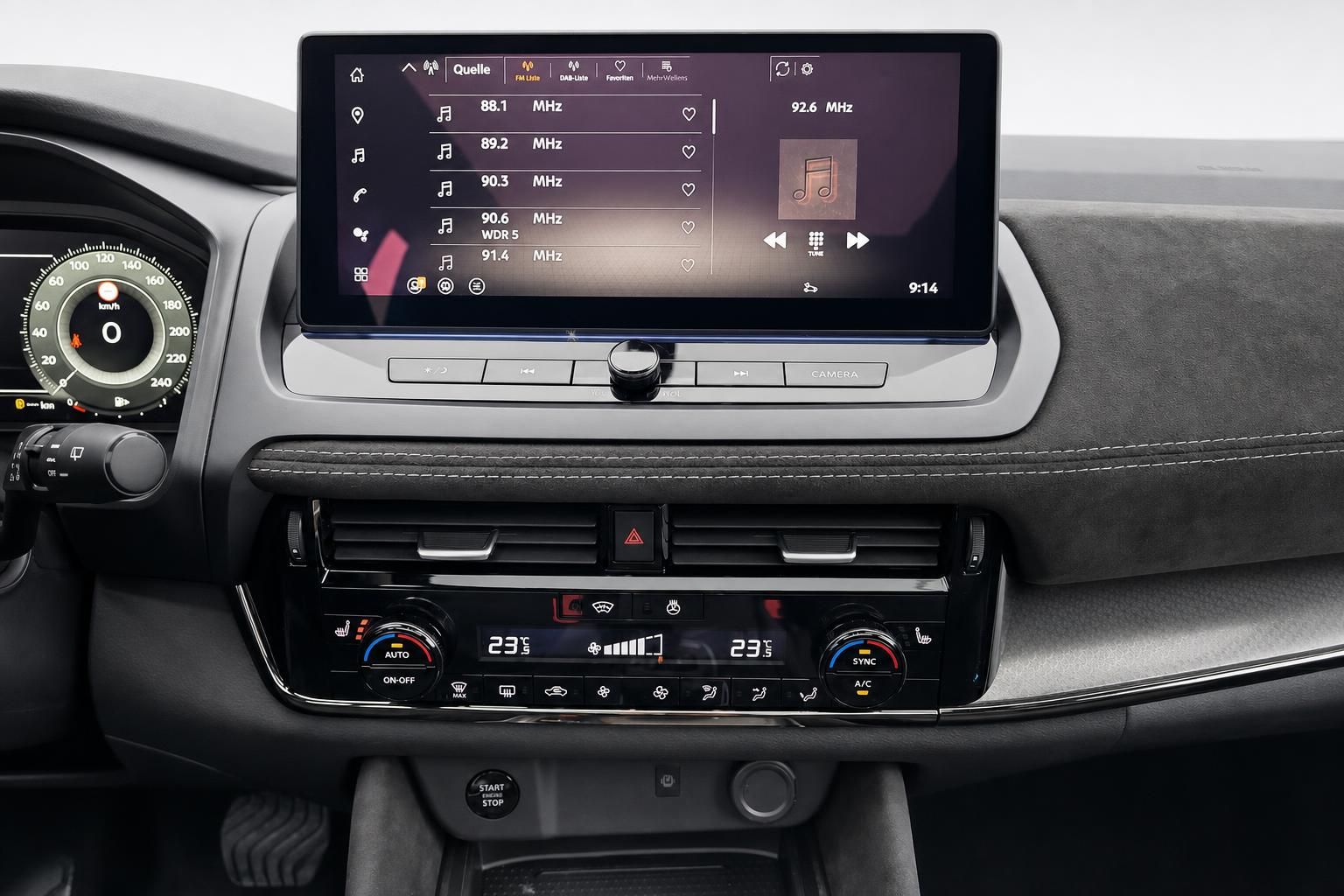Nissan Infotainment-Display mit Radiosender und Klimabedienung im Detail