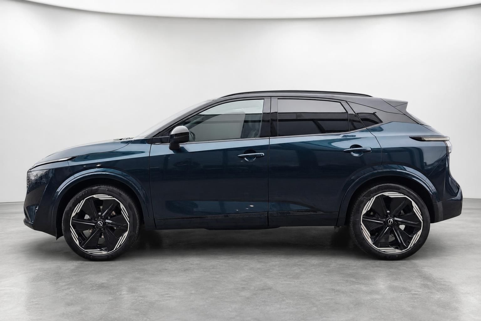 Nissan Qashqai dunkelblau, Seitenansicht im Studio
