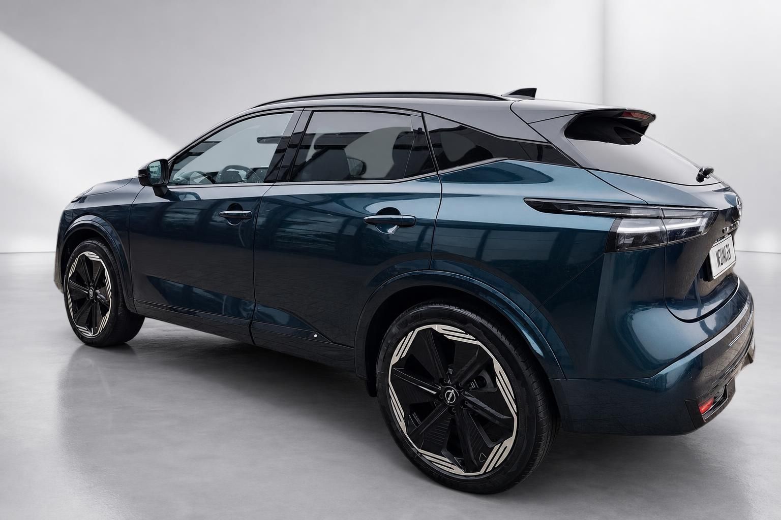 Nissan Qashqai Heckansicht schräg, dunkelblau, Studiofoto