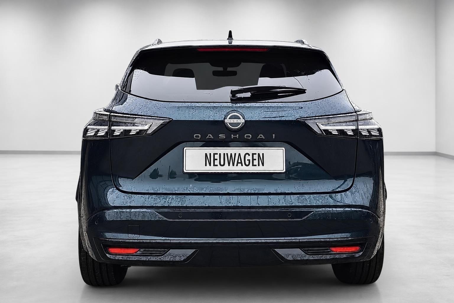 Nissan Qashqai in Blau, Heckansicht im Studio