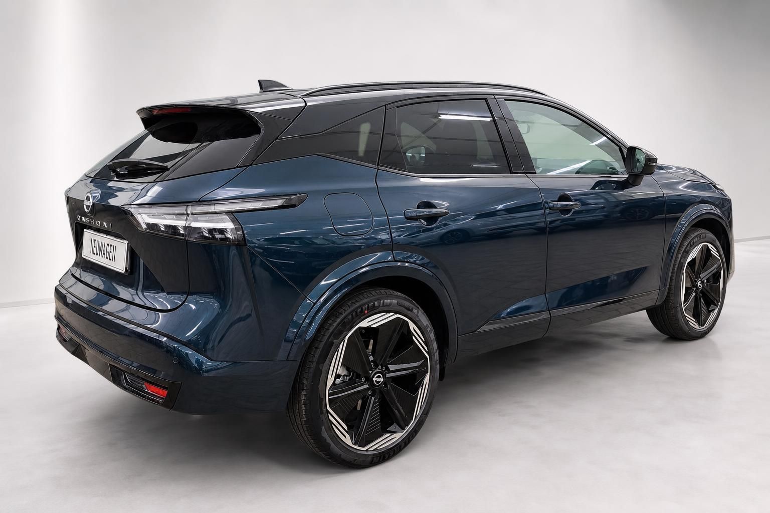 Nissan Qashqai blau, Seiten-Heckansicht mit Alufelgen