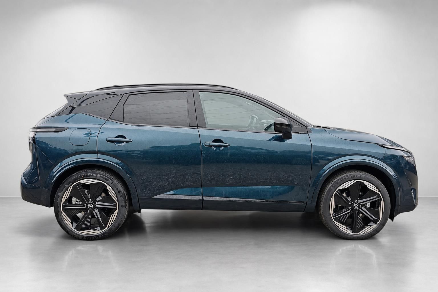 Nissan Qashqai in Blau, Seitenansicht im Studio