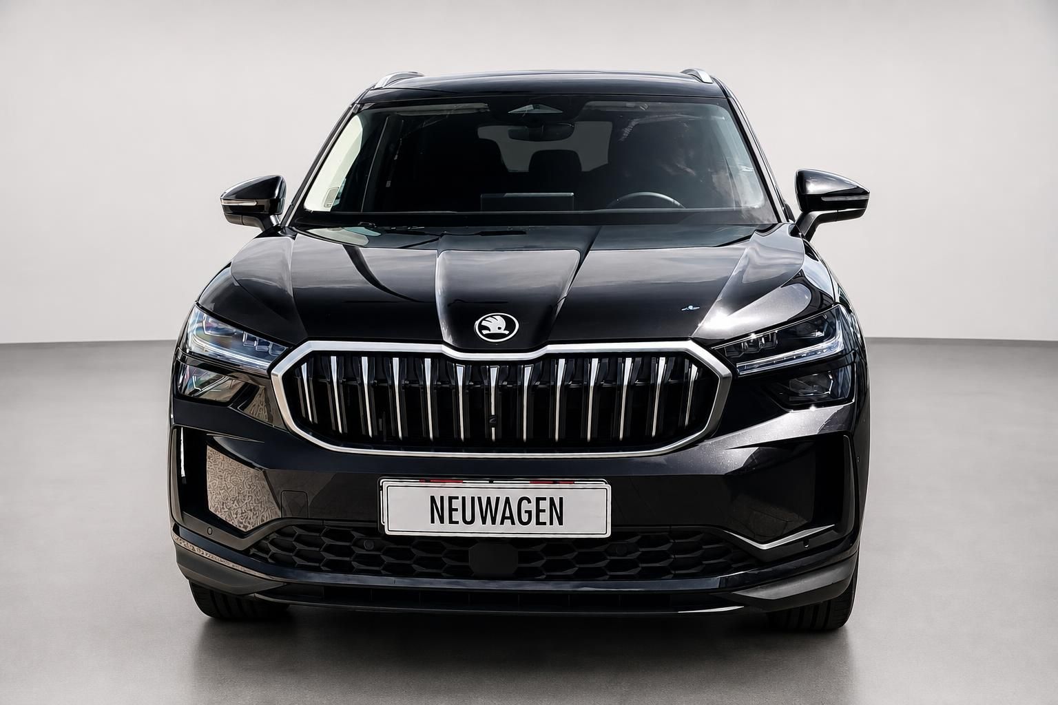 Skoda SUV schwarz Frontansicht mit Kuehlergrill im Studio