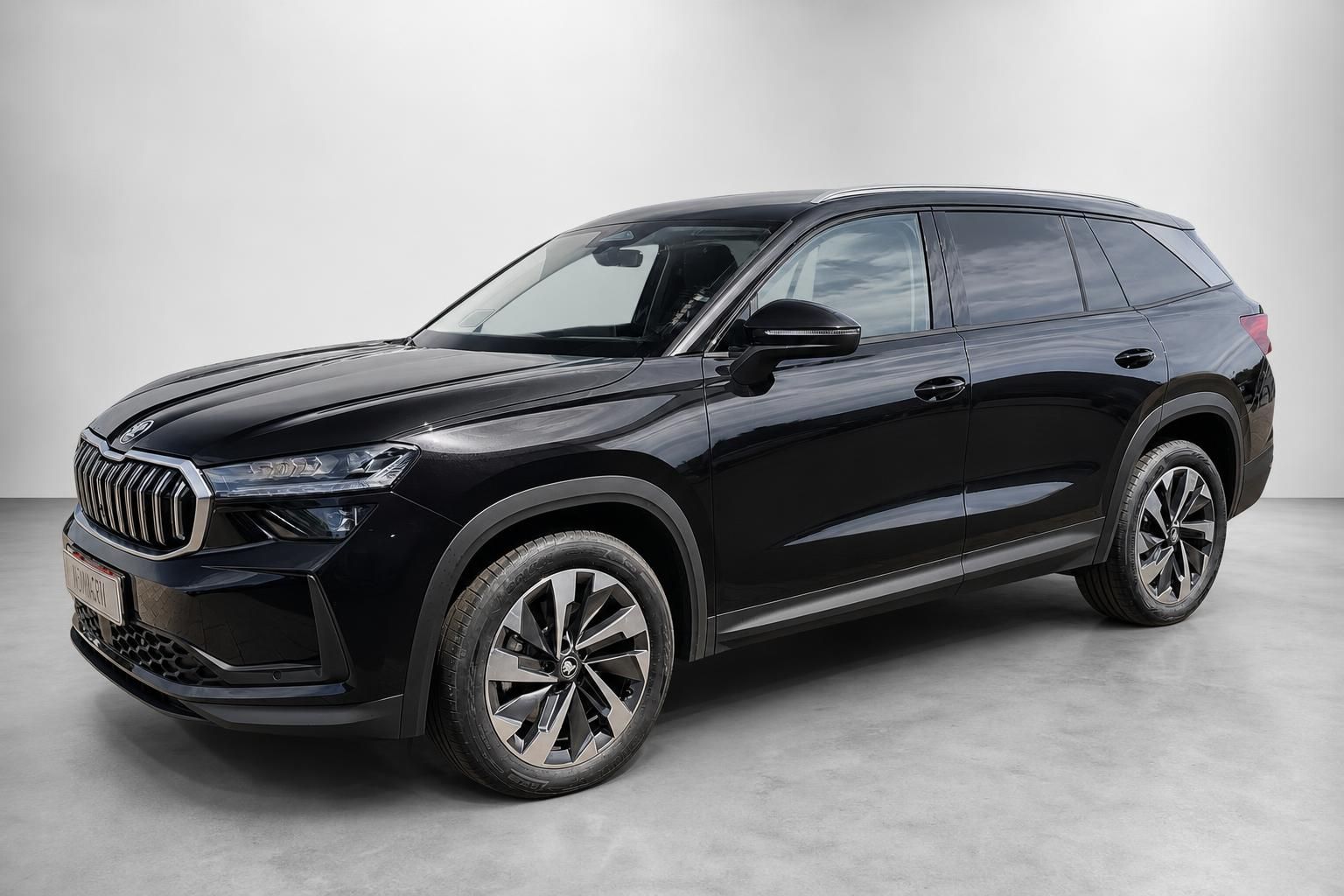Skoda SUV schwarz Front schraeg von vorne fotografiert