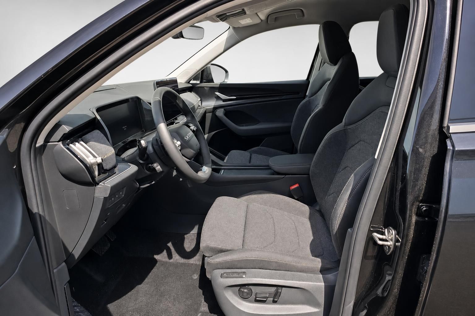 Skoda Innenraum mit schwarzen Sportsitzen und Cockpit im Detail