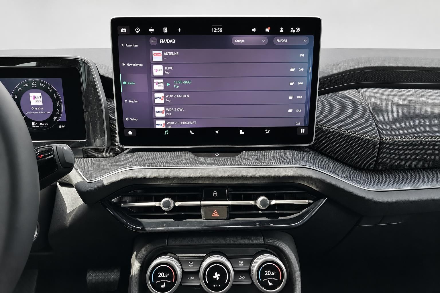 Infotainment-Display mit Radiofunktion im Fahrzeug Cockpit Detail