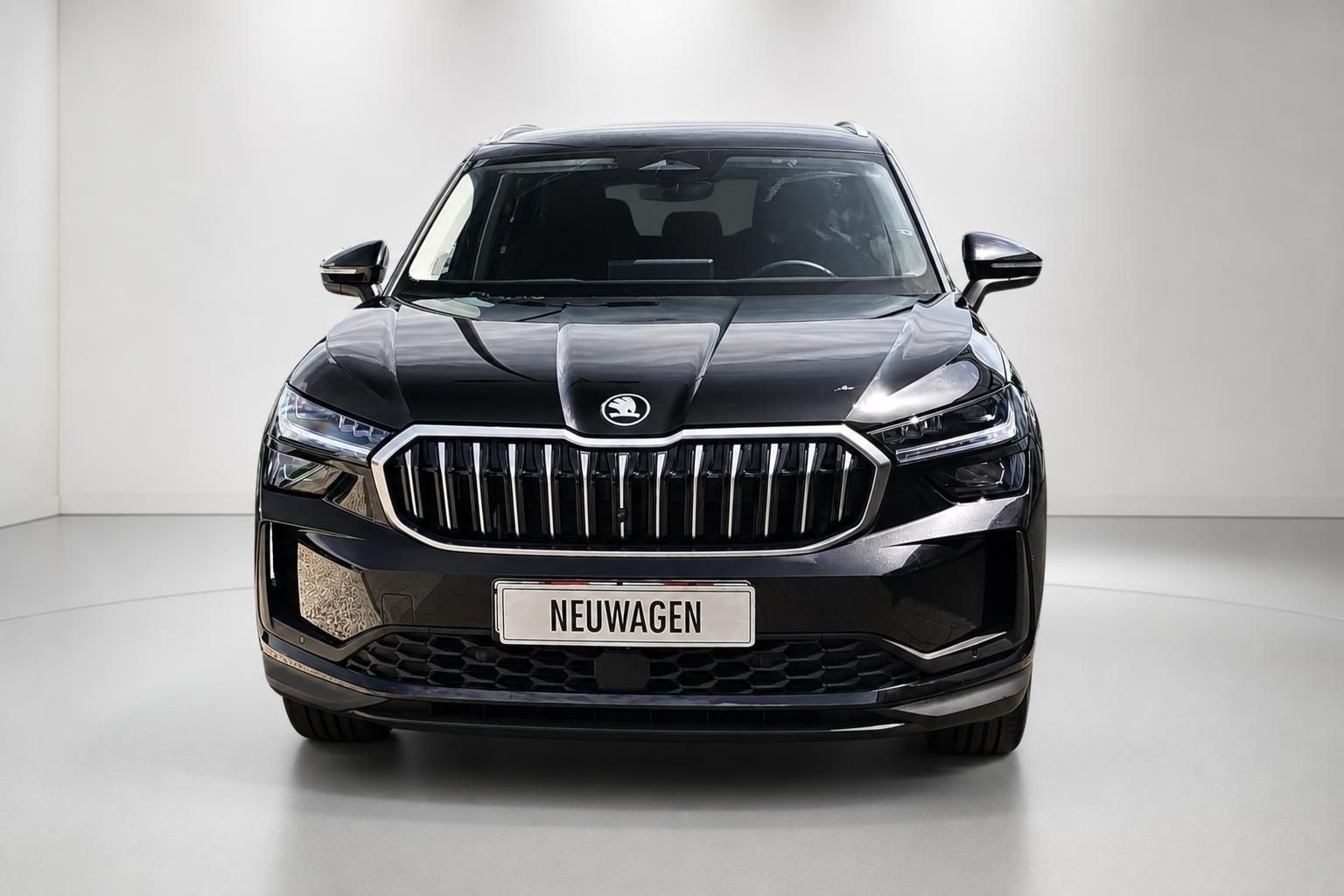 Skoda Kodiaq schwarz Frontansicht Neuwagen SUV im Studio