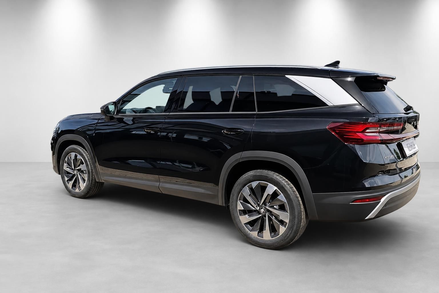 Skoda Kodiaq schwarz Heckansicht seitlich SUV Neuwagen