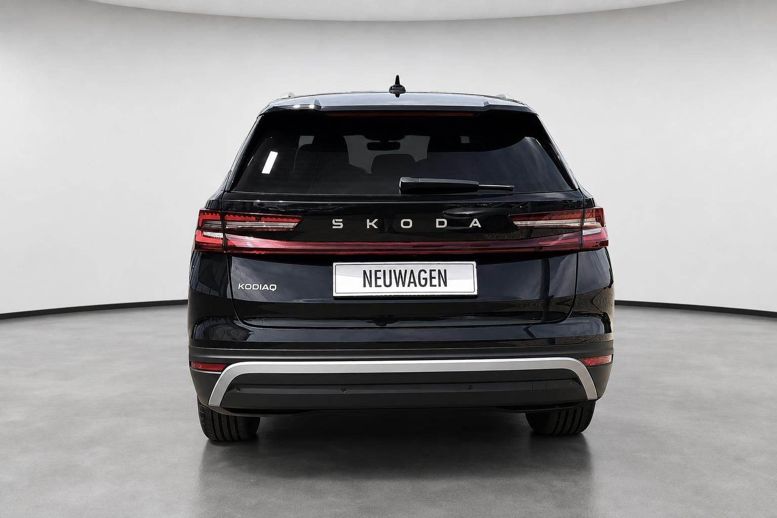 Skoda Kodiaq schwarz Heckansicht Neuwagen SUV im Studio