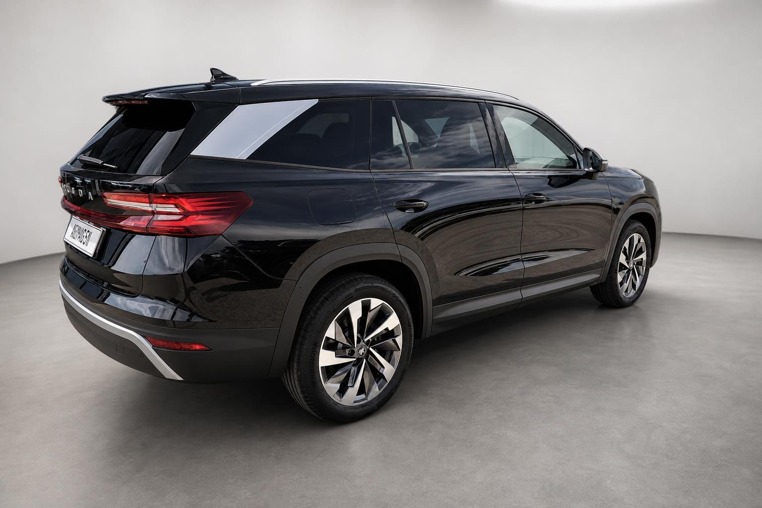 Skoda SUV schwarz Heckansicht seitlich im Studio
