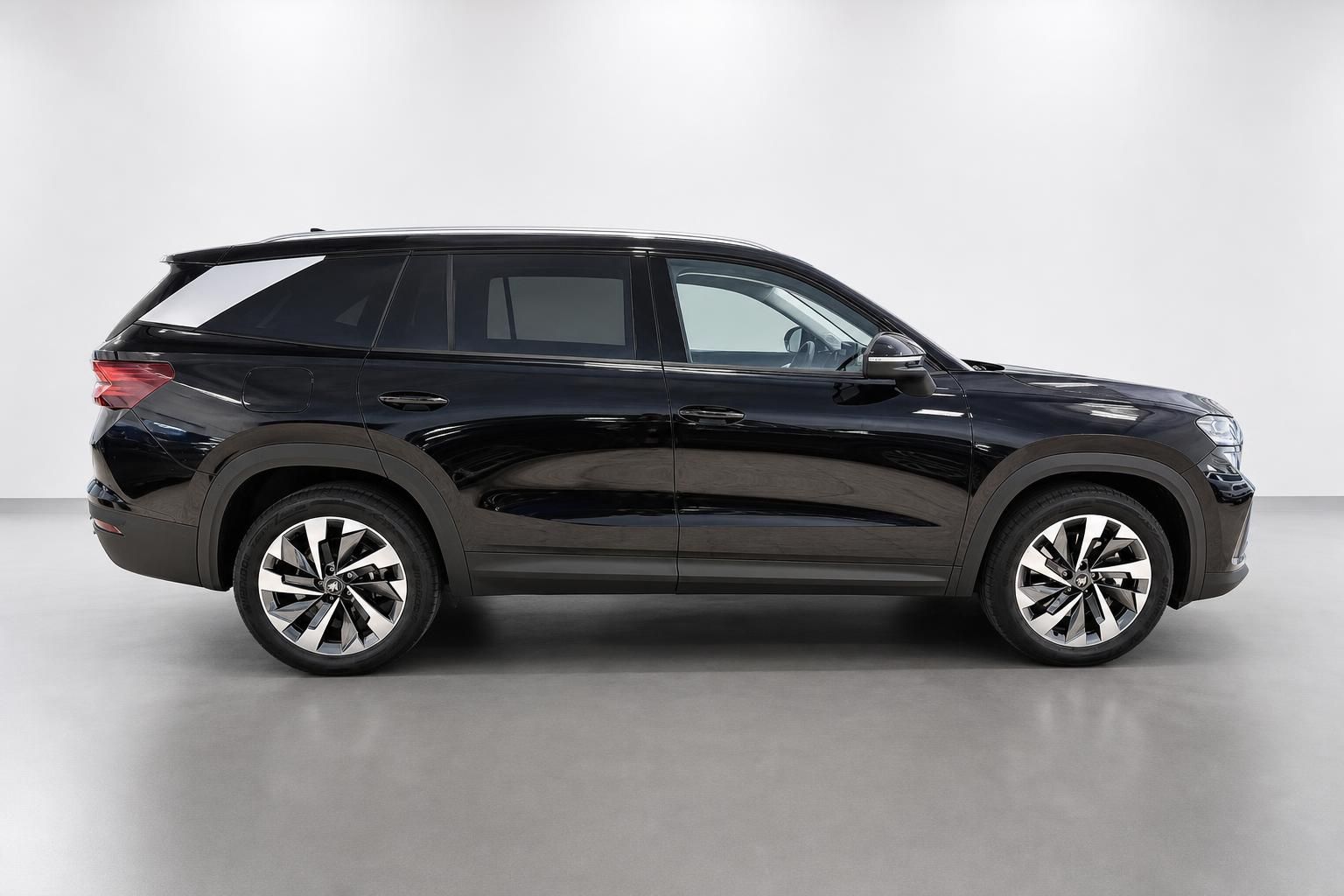 Skoda SUV schwarz Seitenansicht im Fotostudio