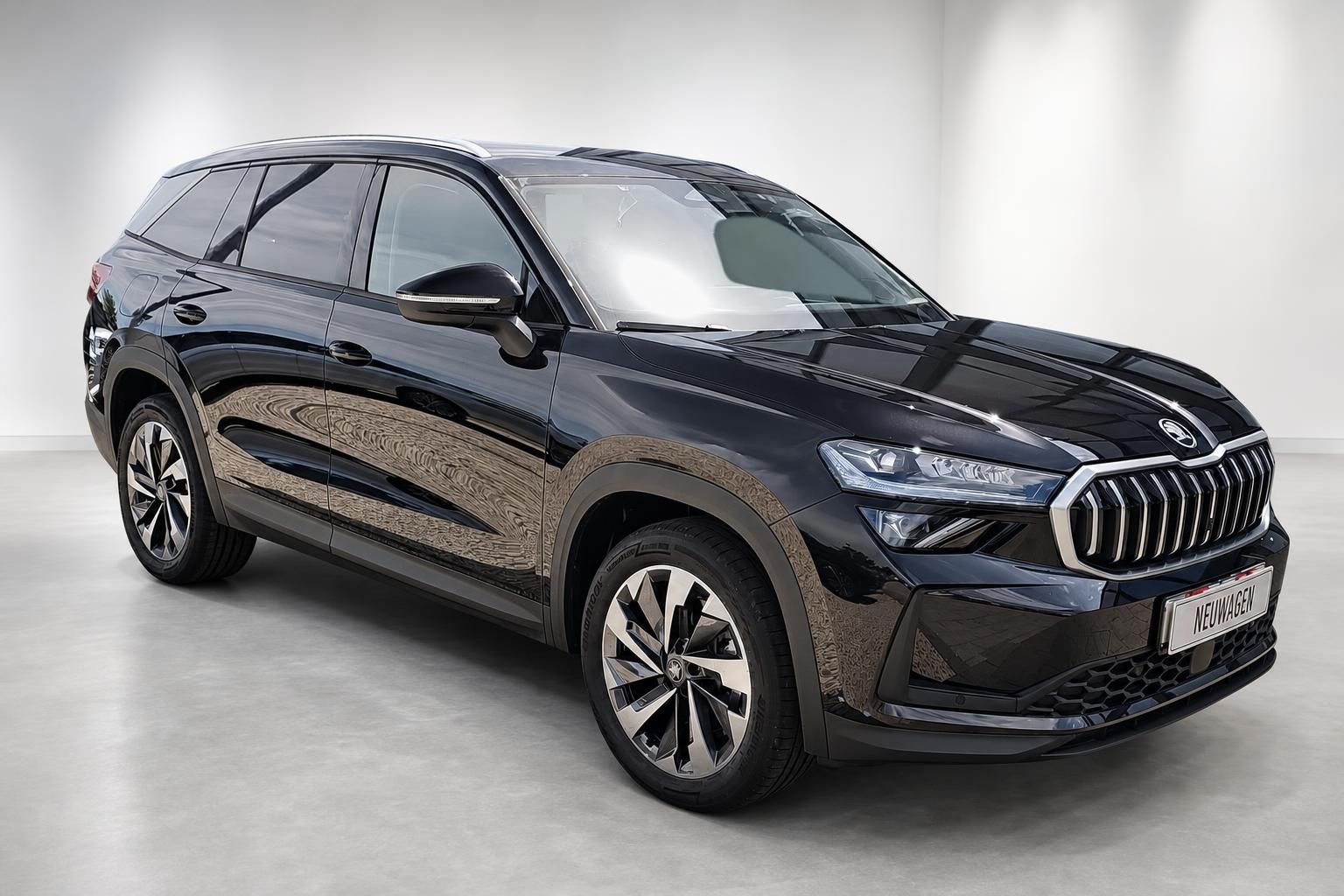 Skoda SUV schwarz Frontansicht schraeg im Studio