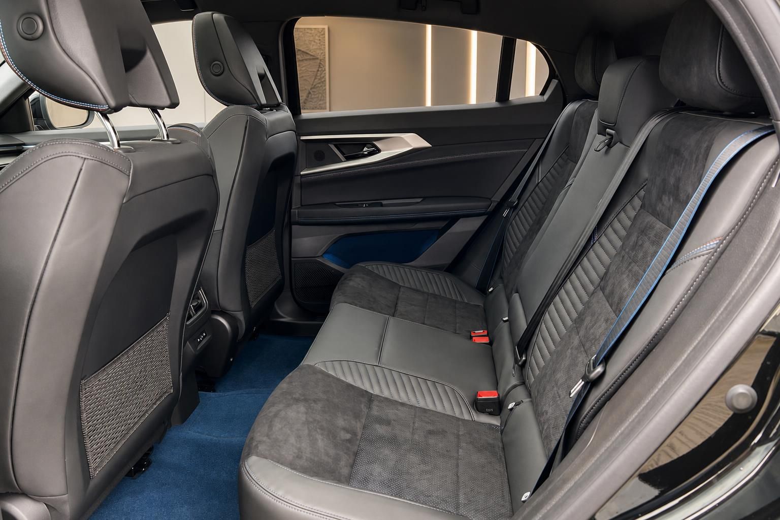 Fahrzeug Rücksitzbank mit schwarzem Leder-Alcantara-Polster und blauem Teppichboden
