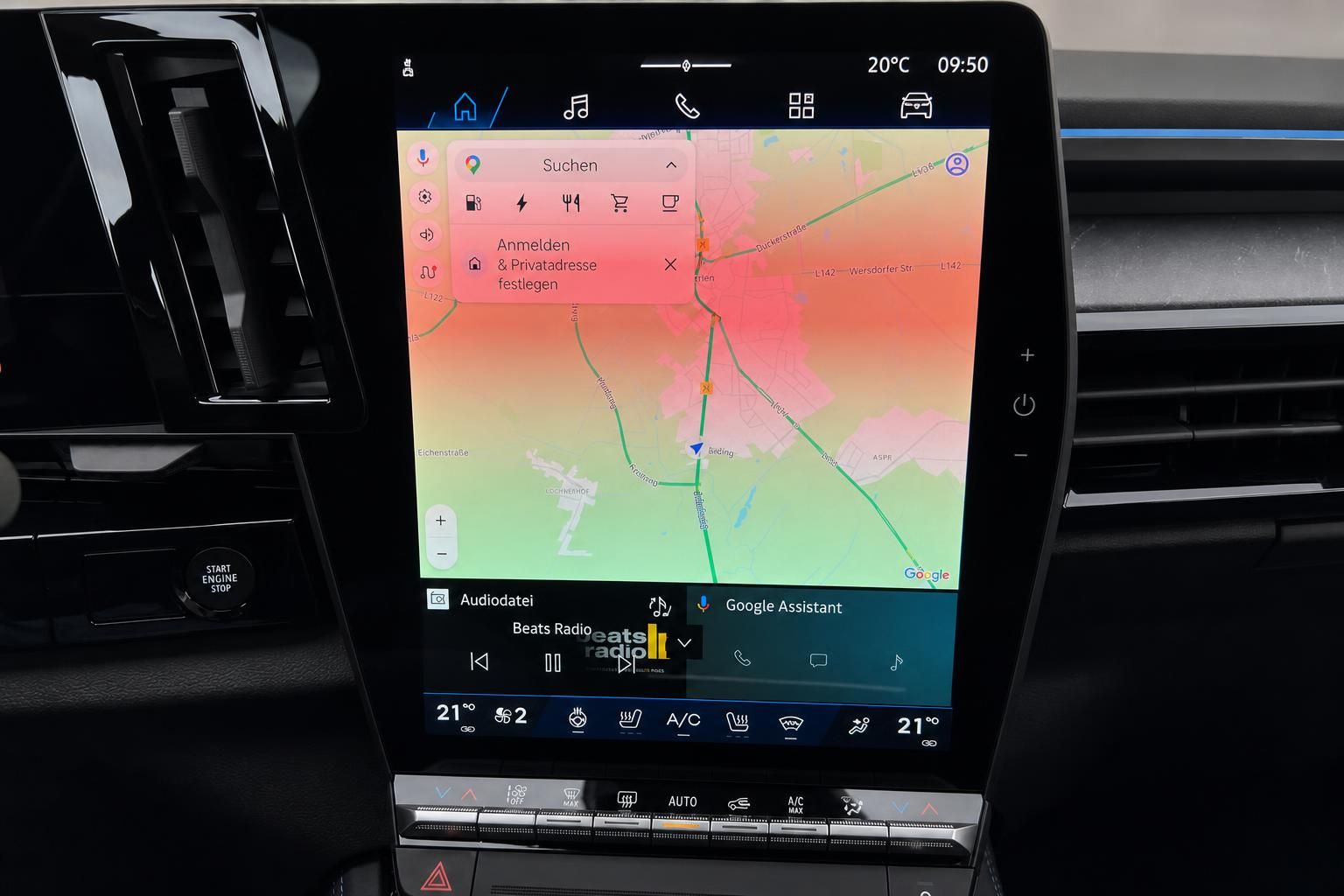 Fahrzeug Infotainment-Display mit Google Maps Navigation und Android Auto Benutzeroberfläche