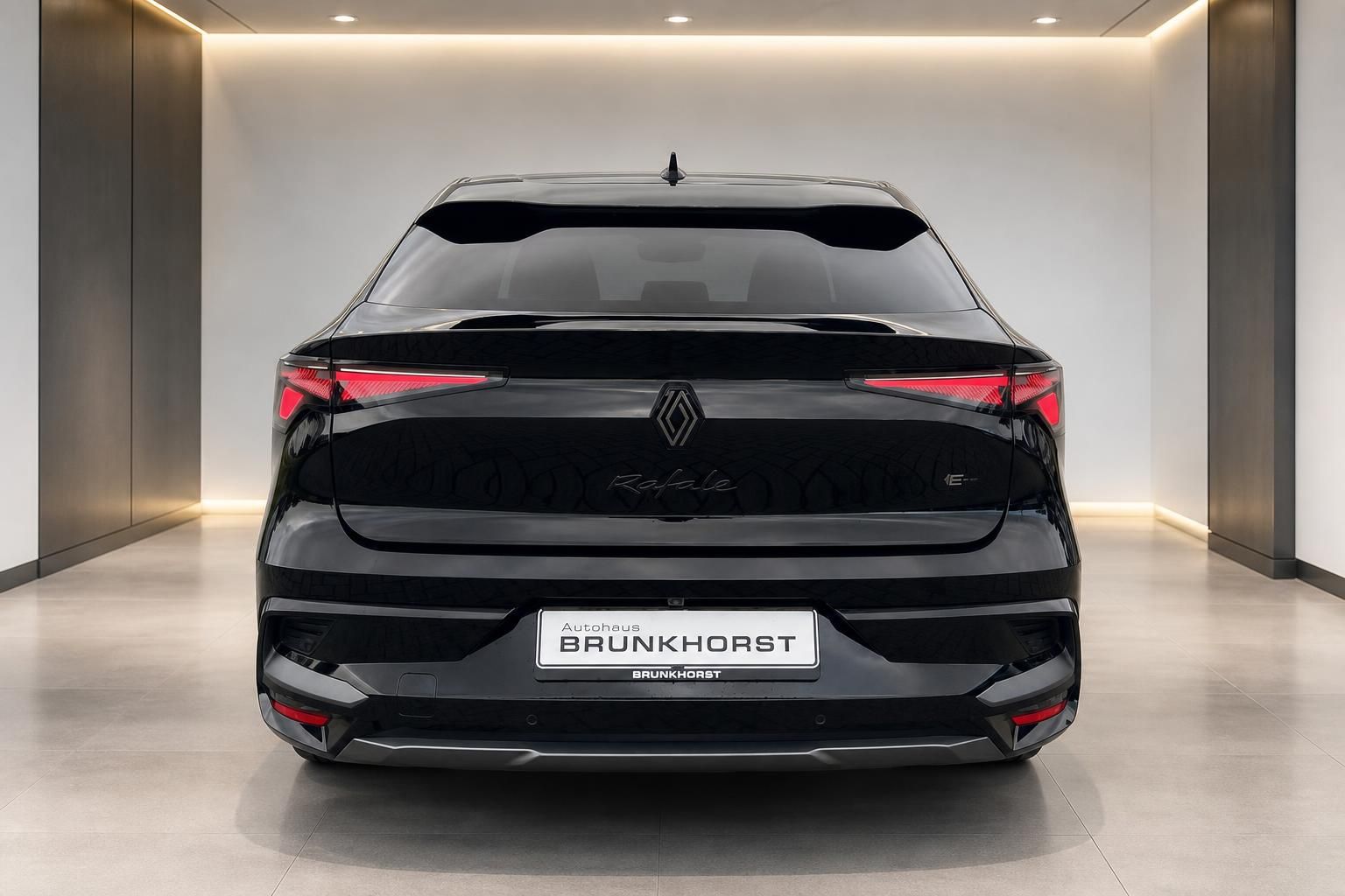 Renault Rafale E-Tech schwarz Heckansicht – LED-Rückleuchten und Rafale-Schriftzug bei Autohaus Brunkhorst