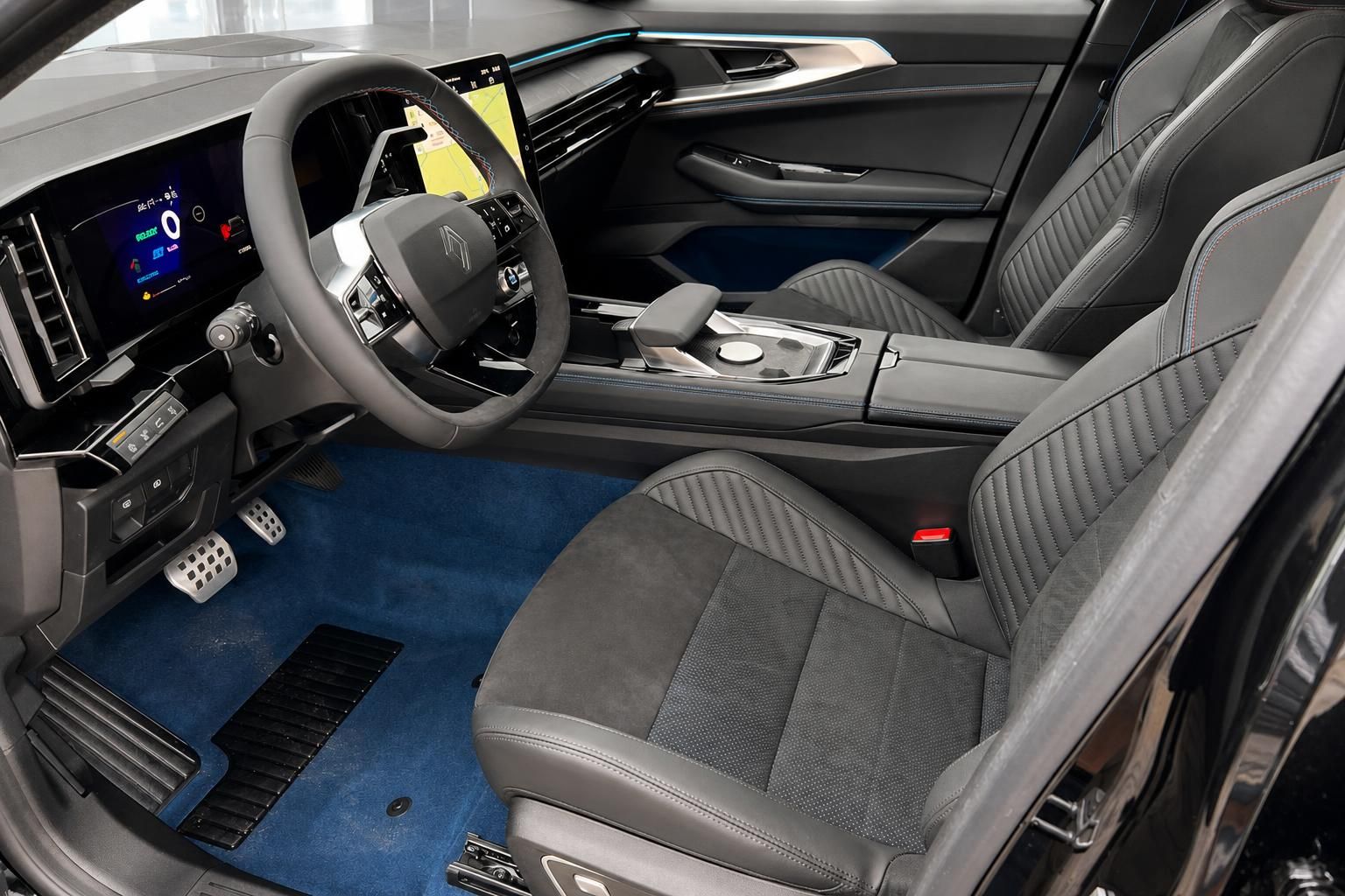 Renault Rafale Innenraum Fahrerseite – Ledersitze, blaue Fußmatten, Mittelkonsole und Digitalcockpit
