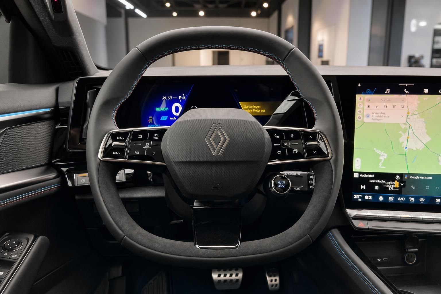 Renault Lenkrad mit Digitalcockpit und Infotainment-Touchscreen im modernen Fahrzeuginnenraum