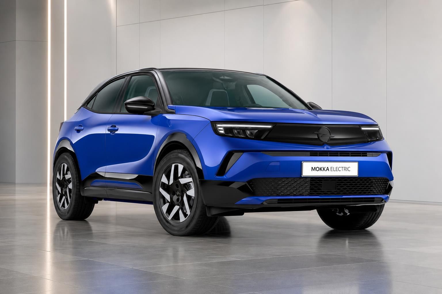 Opel Mokka Electric blau Frontansicht im Showroom