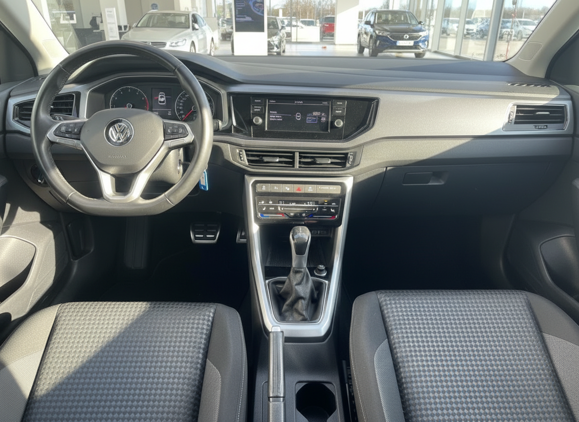 Volkswagen Polo Innenraum mit Lenkrad, Infotainment-Display und Schaltgetriebe