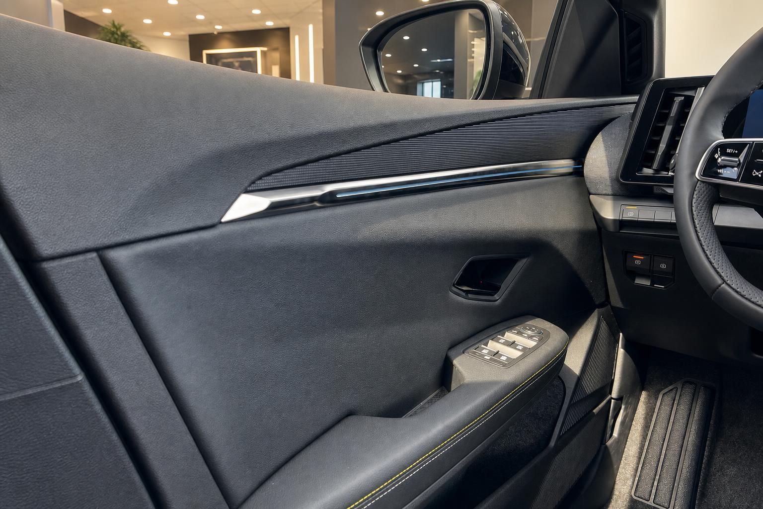 Detailansicht Tuerverkleidung und Bedienelemente im Renault