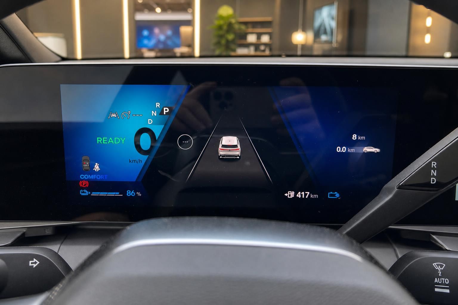Digitales Cockpit mit Fahrassistenzsystem und Batterieanzeige im Elektrofahrzeug