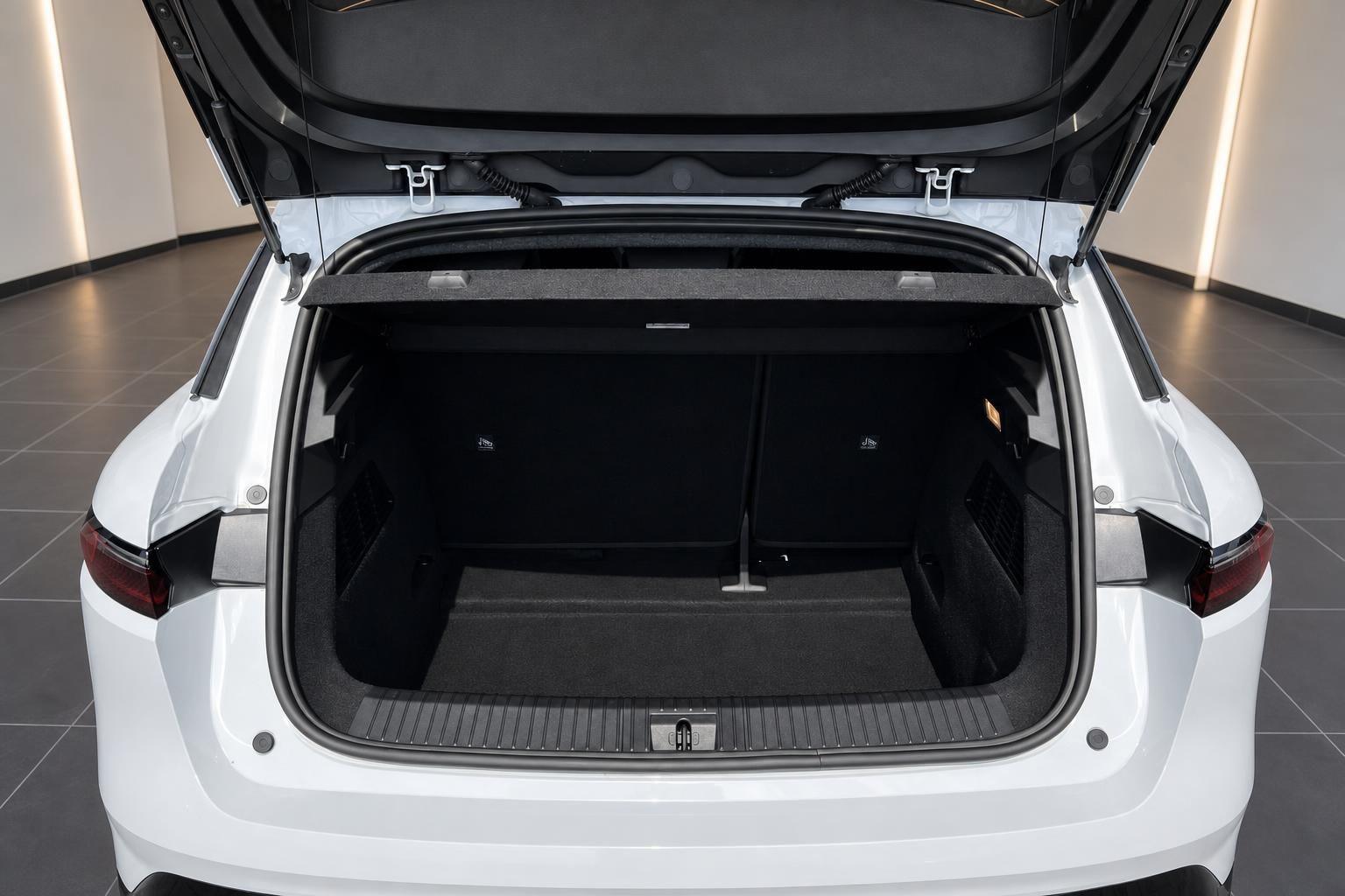 Geoeffneter Kofferraum eines weissen SUV mit viel Stauraum im Showroom