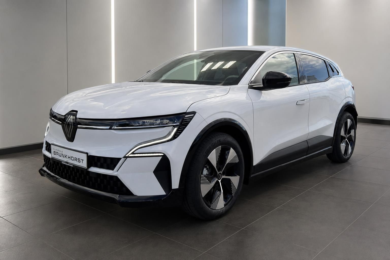 Renault Megane E-Tech in Weiß, Frontansicht seitlich im Autohaus
