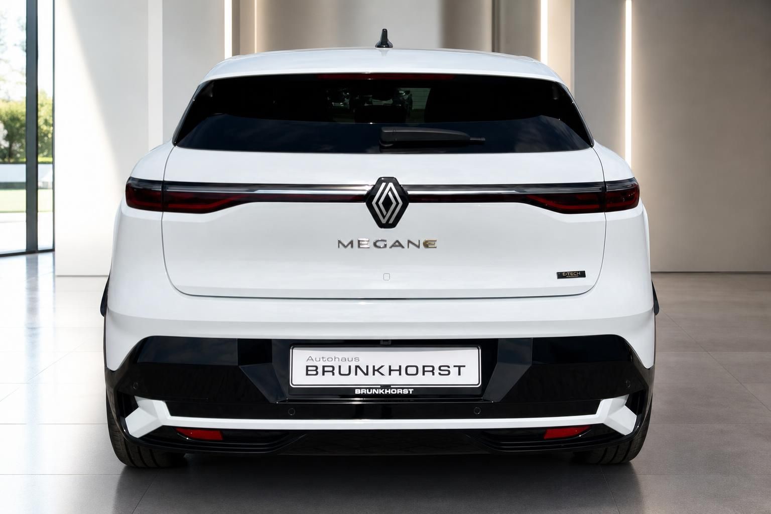 Renault Megane E-Tech in Weiß, Heckansicht mit Rücklichtern
