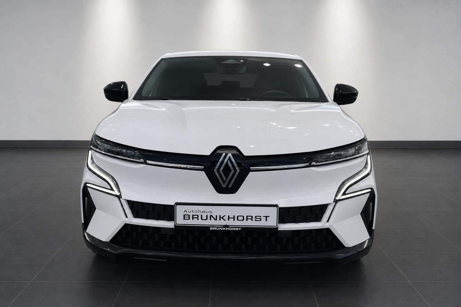 Renault Megane E-Tech in Weiß, Frontansicht mit Kühlergrill