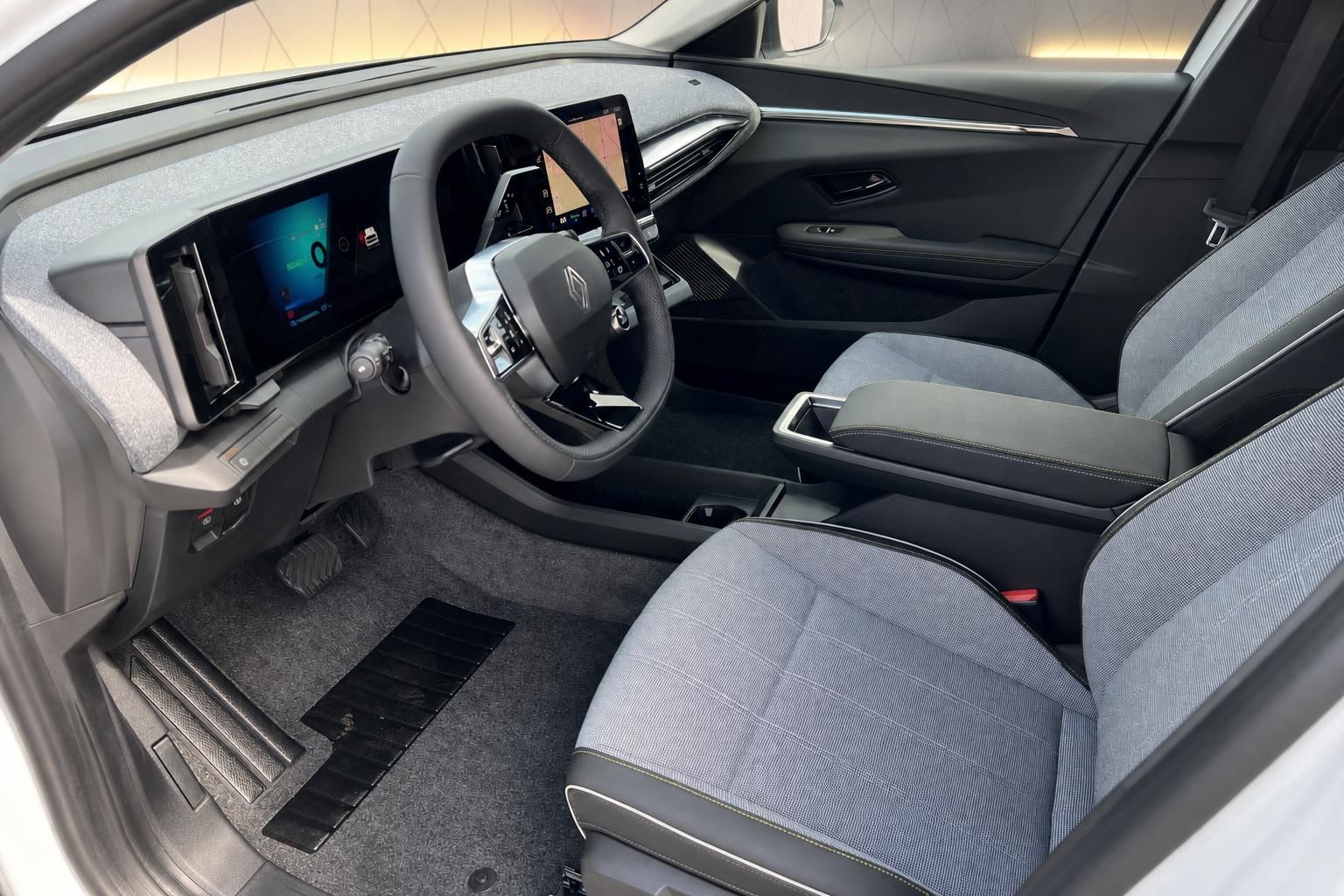 Renault Megane E-Tech Innenraum mit Vordersitzen und Lenkrad
