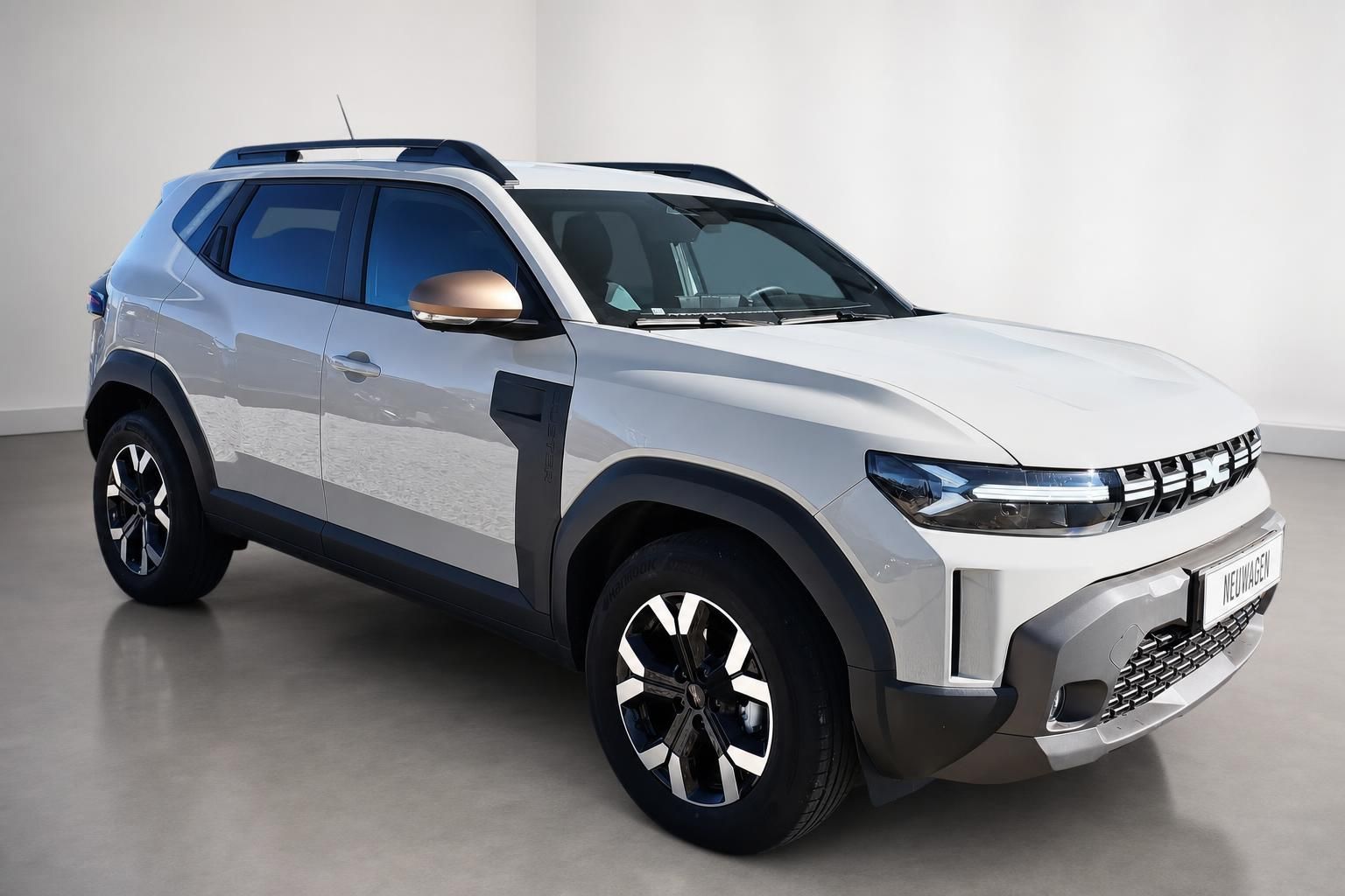 Dacia Duster Neuwagen SUV weiß seitliche Frontansicht im Studio