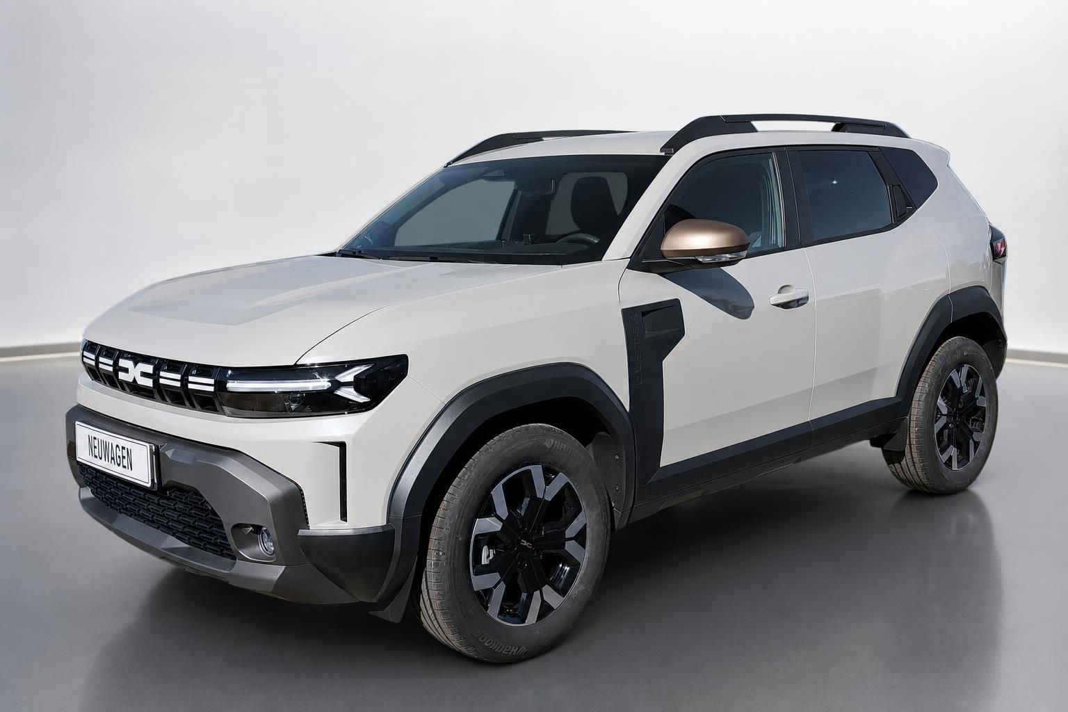 Dacia Duster Neuwagen weiß Frontansicht schräg im Fotostudio