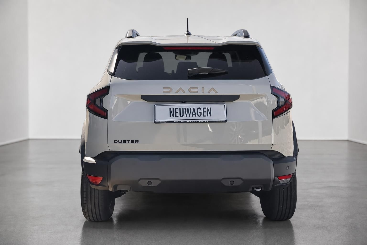 Dacia Duster Neuwagen Heckansicht in Studio-Fotografie