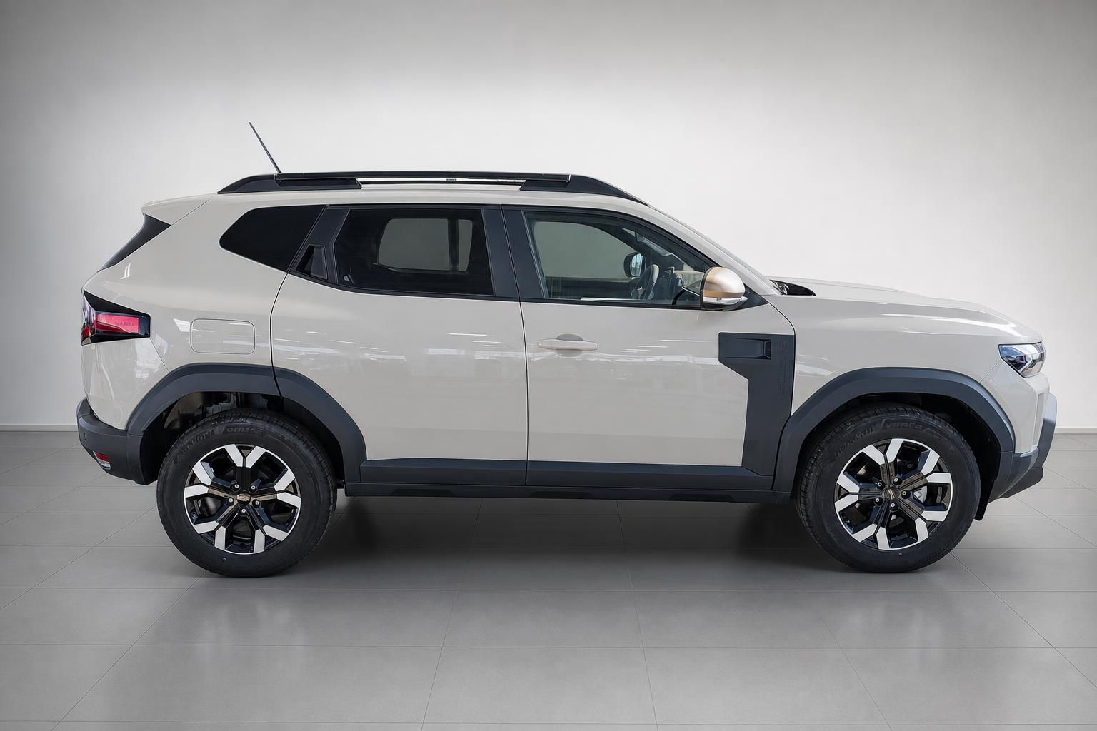 Dacia Duster SUV Seitenansicht in Weiss mit Alufelgen