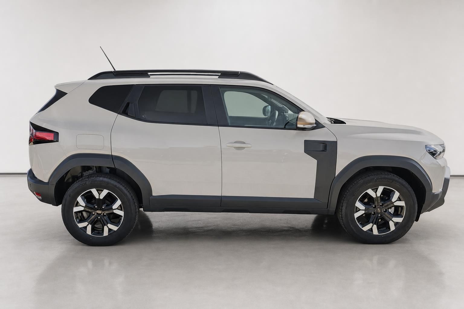Dacia Duster Neuwagen Seitenansicht Studioaufnahme in Beige