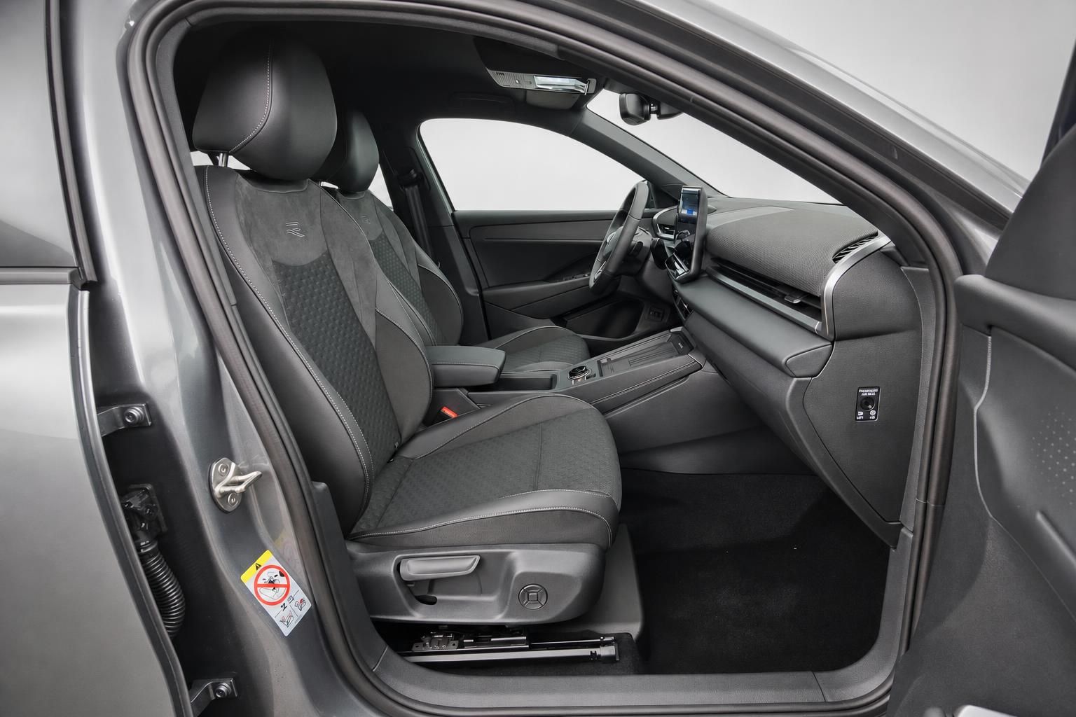 VW Fahrzeuginnenraum mit Sportsitzen und Armaturenbrett Ansicht
