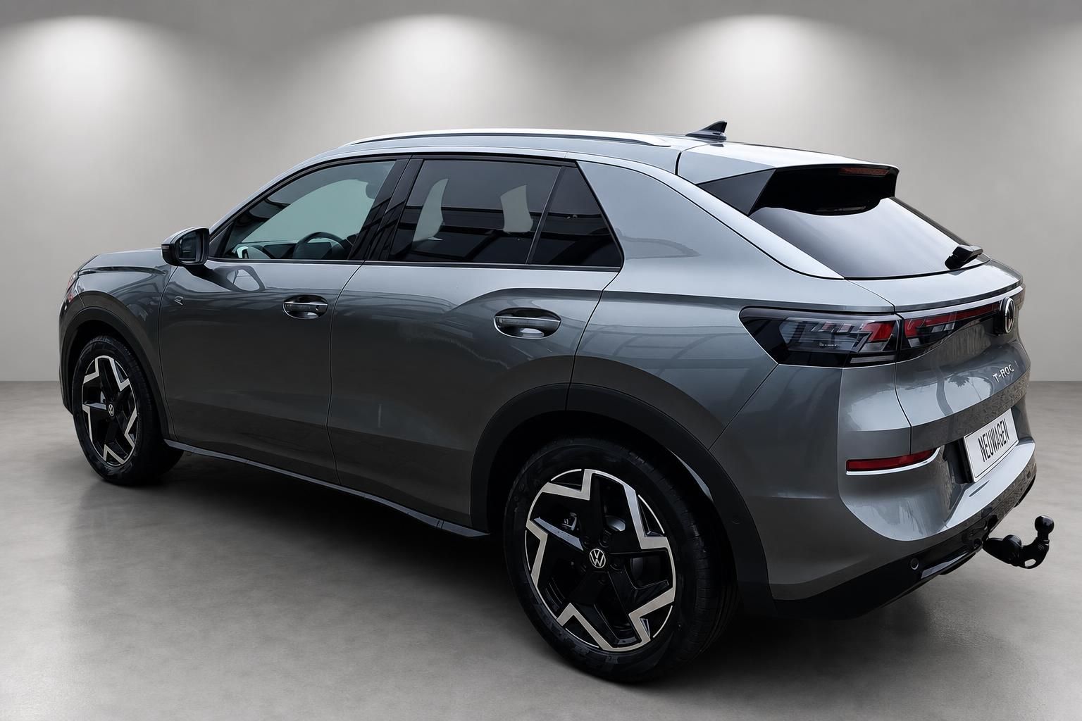 VW T-Roc grau Heckansicht schraeg Neuwagen SUV