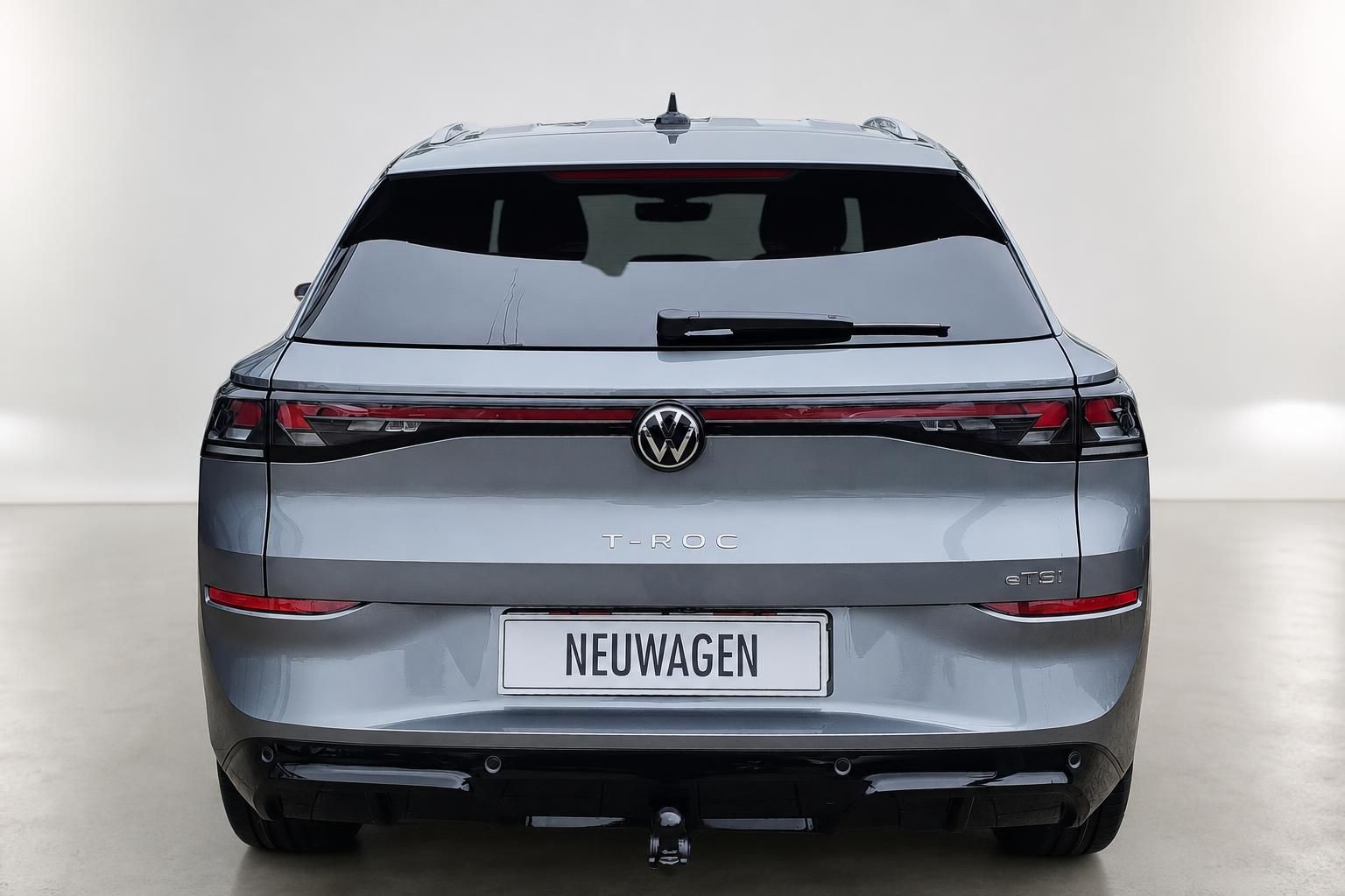 VW T-Roc eTSI grau Heckansicht Neuwagen Studiofoto