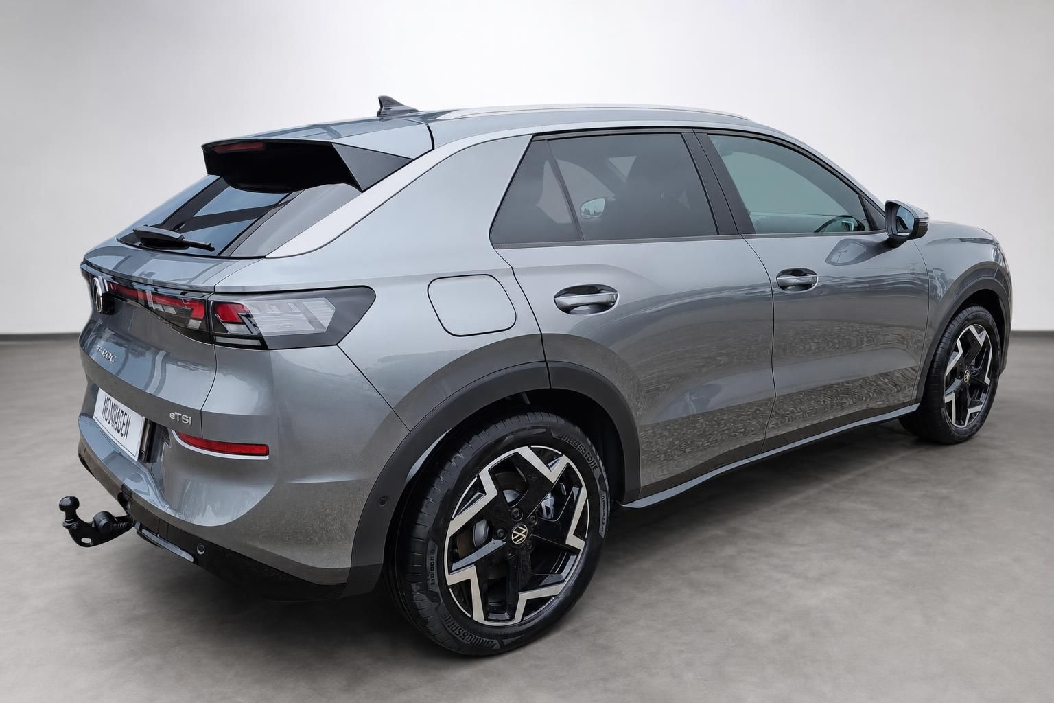 VW T-Roc grau Heckansicht mit Anhaengerkupplung im Studio